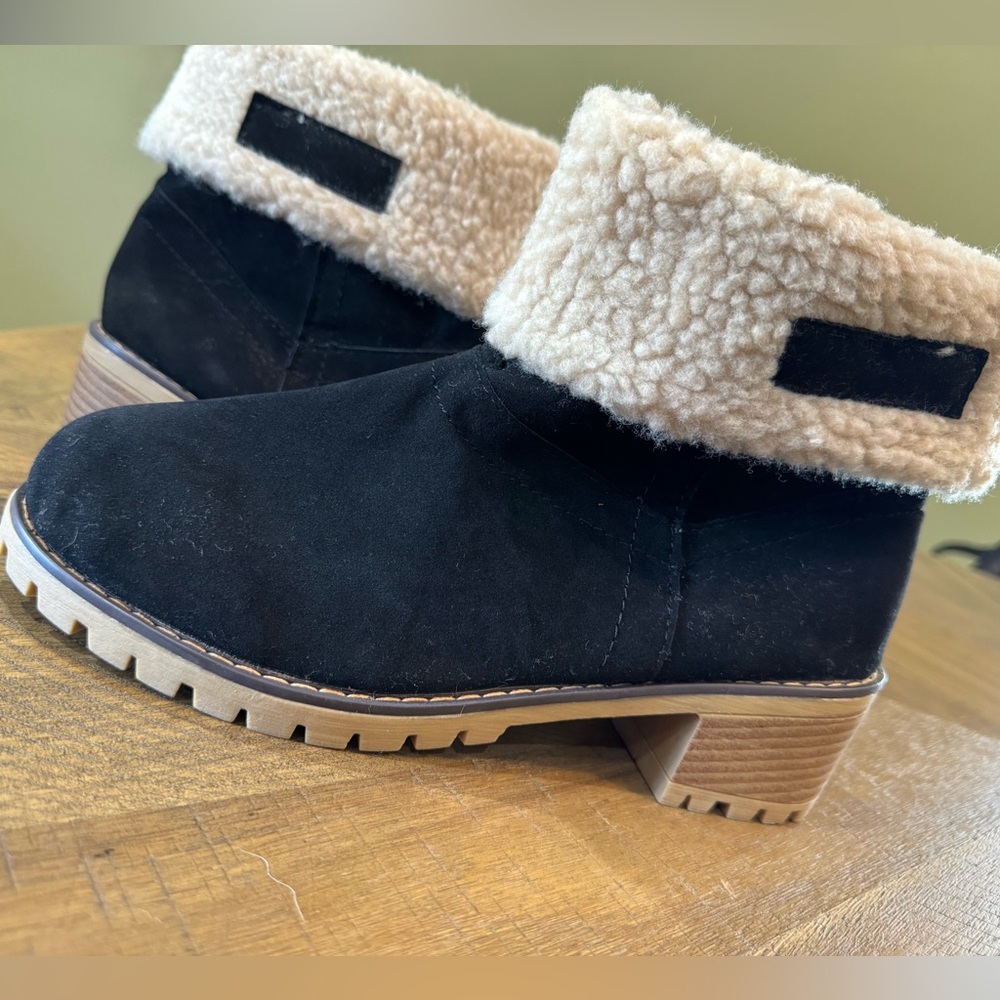 Stylish Black and Cream Sherpa Boots